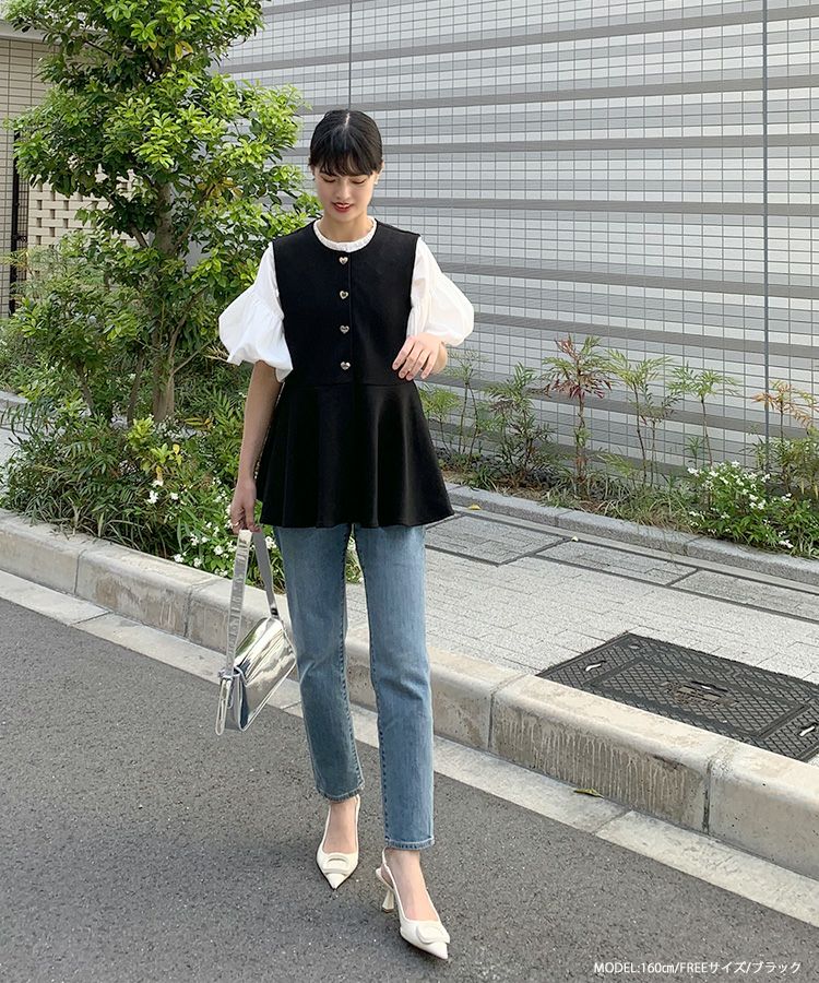 【新品タグ付き/完売】fitmore ハートボタンペプラムジレ ホワイト 新品タグ付き/完売】fitmore ハートボタンペプラムジレ ホワイトの通販