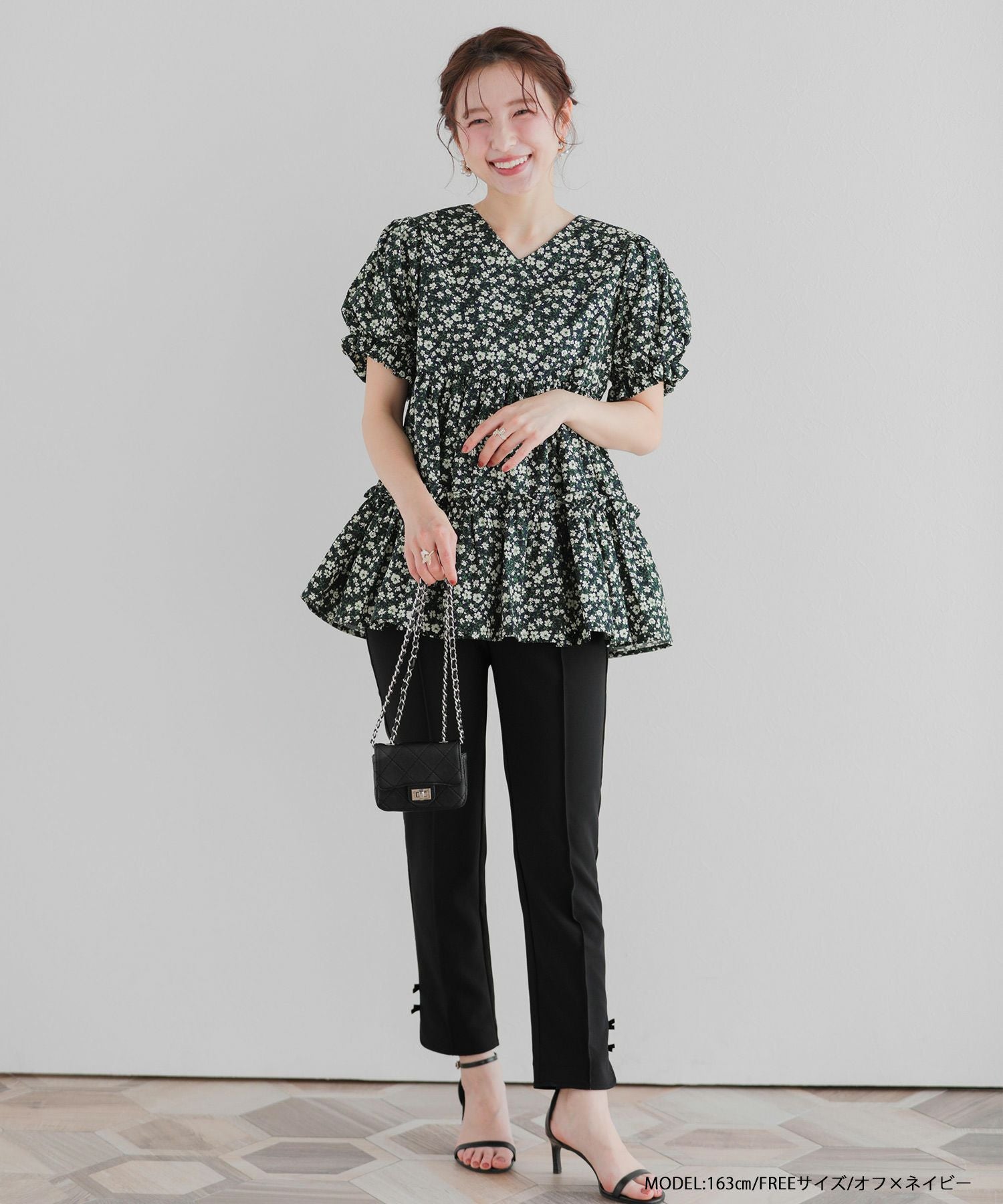 【新品タグ付き】fitmore 小花柄パフスリーブVネックティアードトップス 小花柄パフスリーブVネックティアードトップス【宅配便】 | Fit more