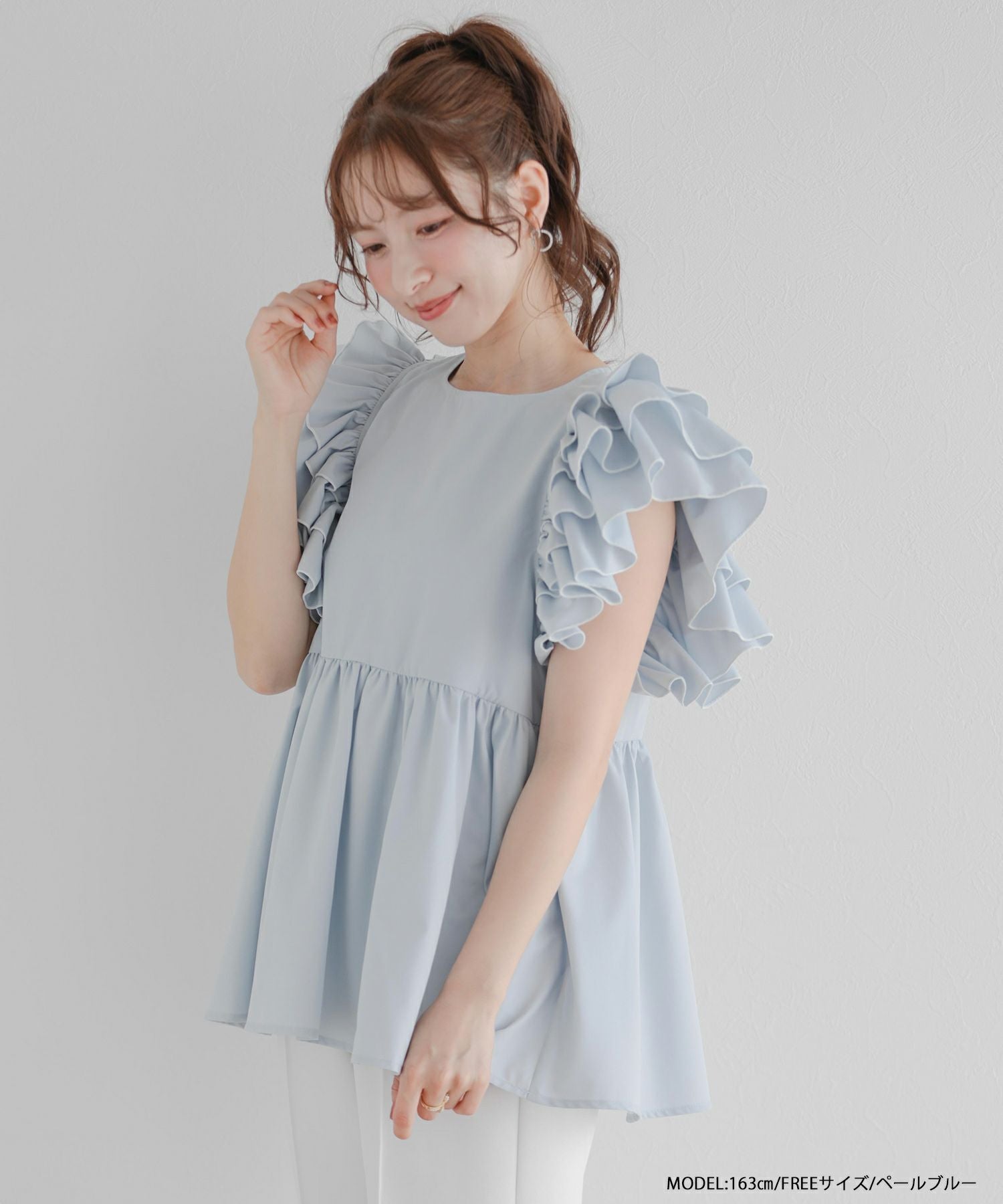 【新品タグ付き】meraki フリルスリーブ ペプラムブラウス ホワイト×ブルー ラッフルスリーブペプラムブラウス【宅配便】 | Fit more
