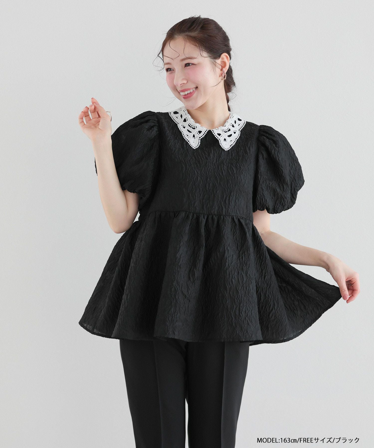 【新品・未使用】レース衿ジャガードペプラムトップス ブラック　fitmore レース衿ジャガードペプラムトップス 【宅配便】 | Fit more