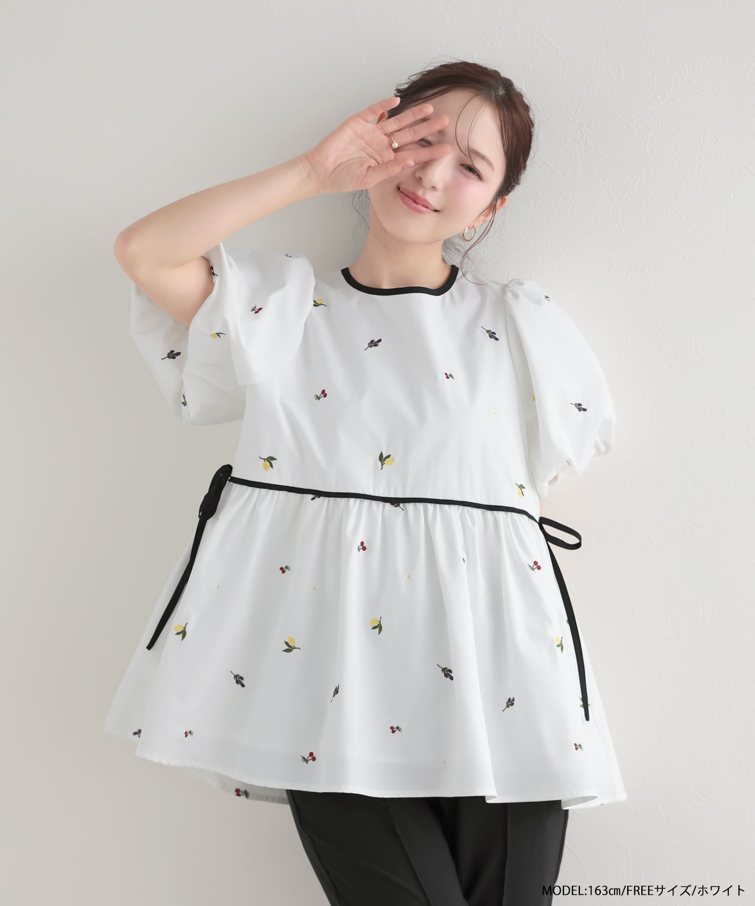 バルーン袖フルーツ刺繍ペプラムトップス【宅配便】 | Fit more