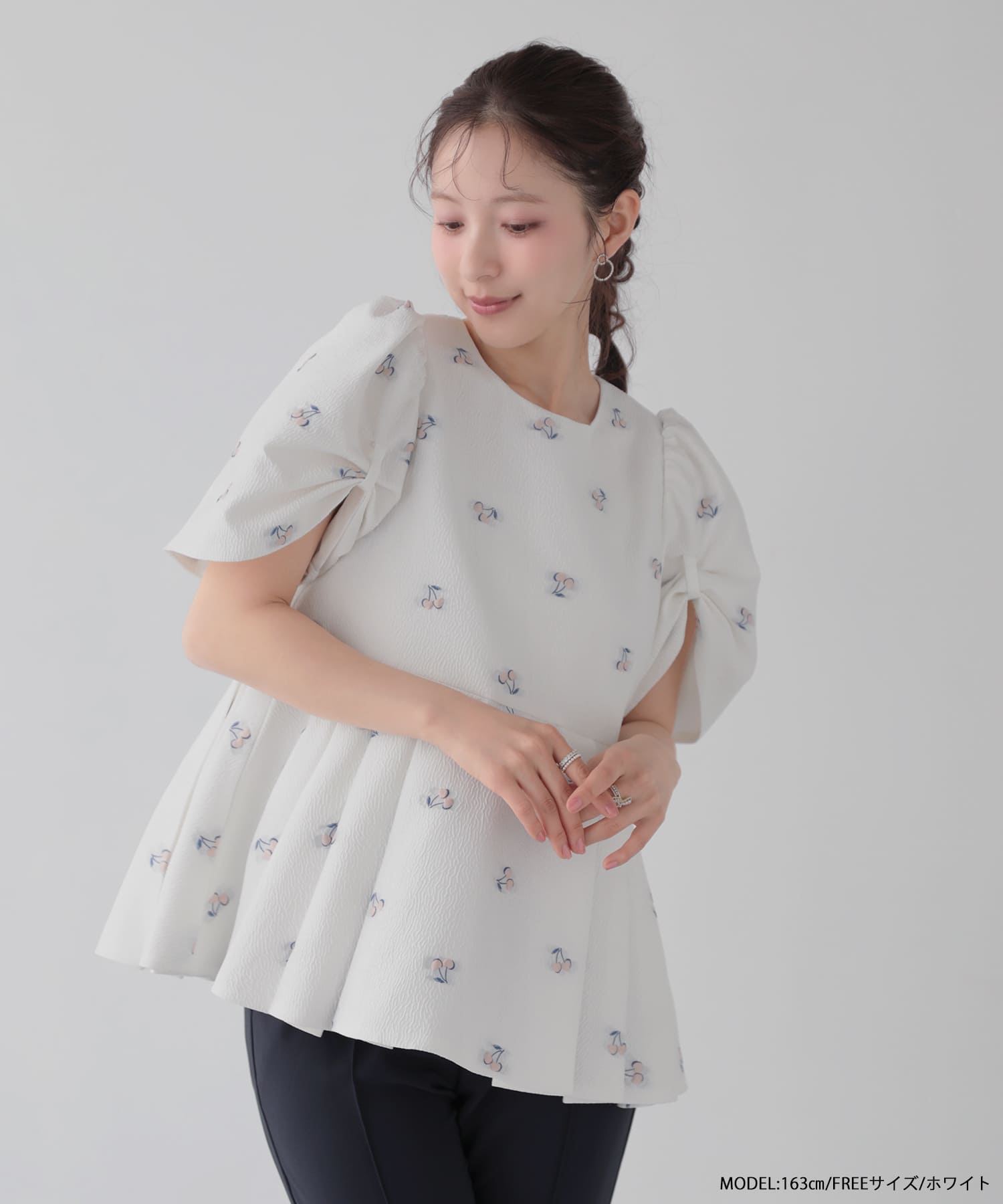 HYEON ホワイトドット柄ペプラムトップス チェリー柄タックペプラムトップス 【宅配便】 | Fit more