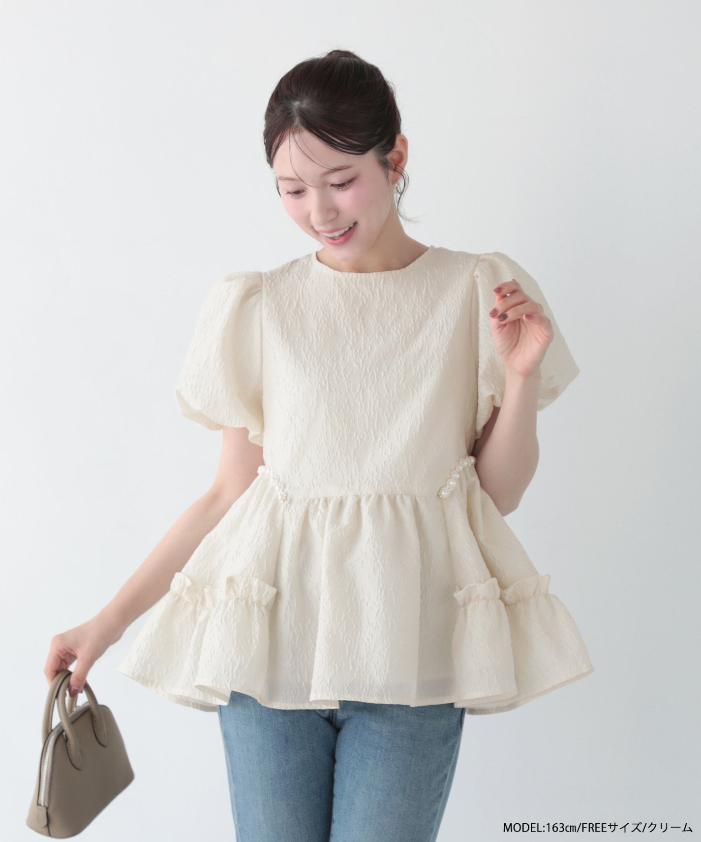 フィットモア　ジャガードサイドフリルパールペプラムトップス　クリーム ジャガードサイドフリルパールペプラムトップス【宅配便】 | Fit more